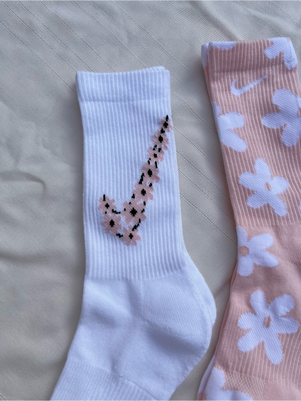Nike Everyday Plus Dri-FIT Pink & White Floral Crew Sock Trio - Picture 11 of 15